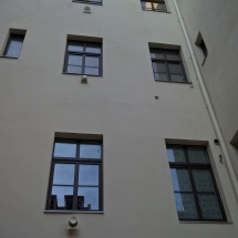Malířská činž. dům - polep rámů oken, ořech 1